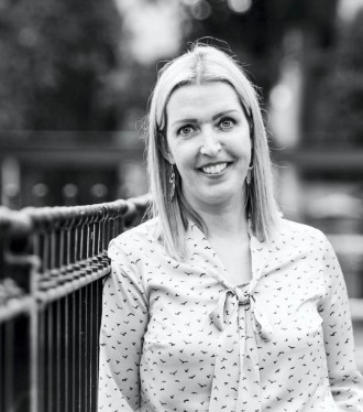 MiseKatie's tweet photo. Ag fáil réidh anocht leis an mbóthar a bhualadh go luath maidin amárach le hómós a léiriú do bhean cheannródaíoch a d'athraigh an tír seo go deo, Vicky Phelan. 

Chomh buíoch den teaghlach as an deis seo a thabhairt don phobal #RIPVicky #Mooncoin https://t.co/SMKsaOXw8i