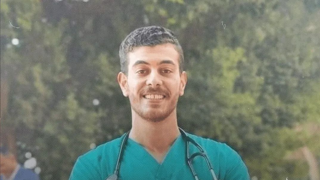 ScreenMix's tweet photo. حدث في مصر ...

طالب بالفرقة السادسة في كلية الطب أحمد الشرقاوي عُثر عليه متوفيًا بمسكنه في وضع السجود بعد اختفائه لـ3 أيام https://t.co/P6XNWLZi4L