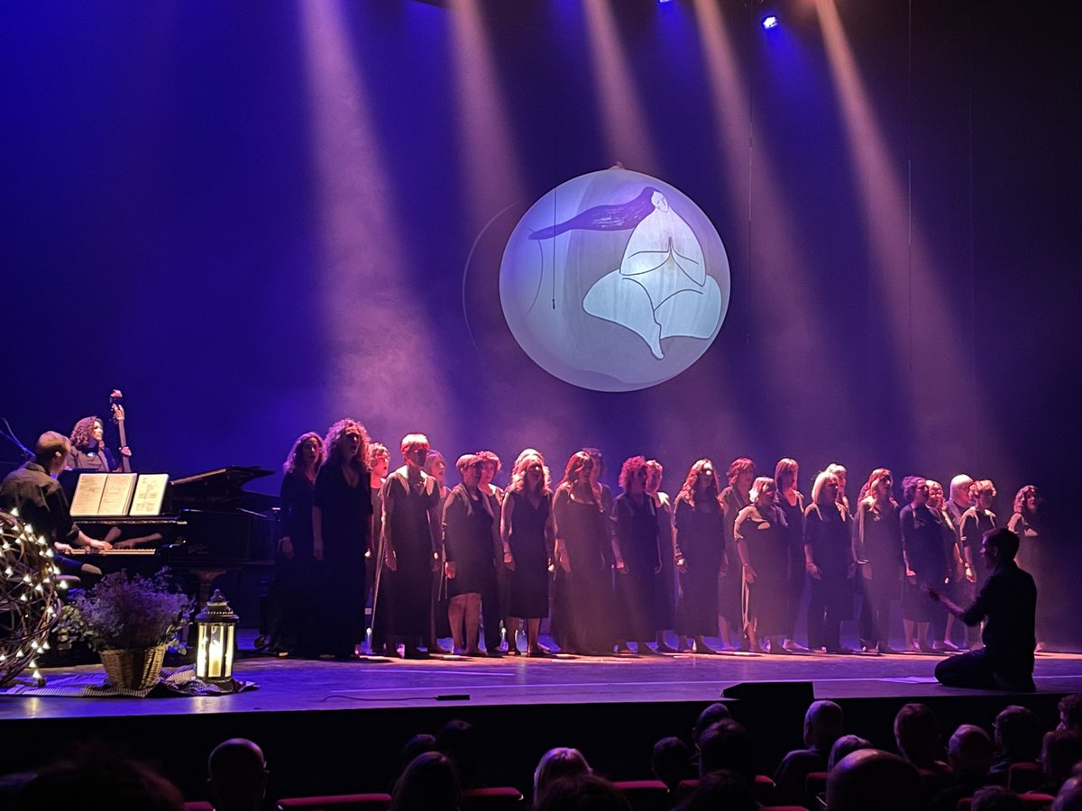 ‘Sons de lluna’ al <a href="/Kursaalmanresa/">Kursaal Manresa</a>. Un concert íntim, emotiu i fràgil, amb un repartori preciós i una escenografia magníficament poètica per repassar els poders femenins a través de la lluna i la música. 

Enhorabona <a href="/cordeteies/">cordeteies</a>! 
#Manresa