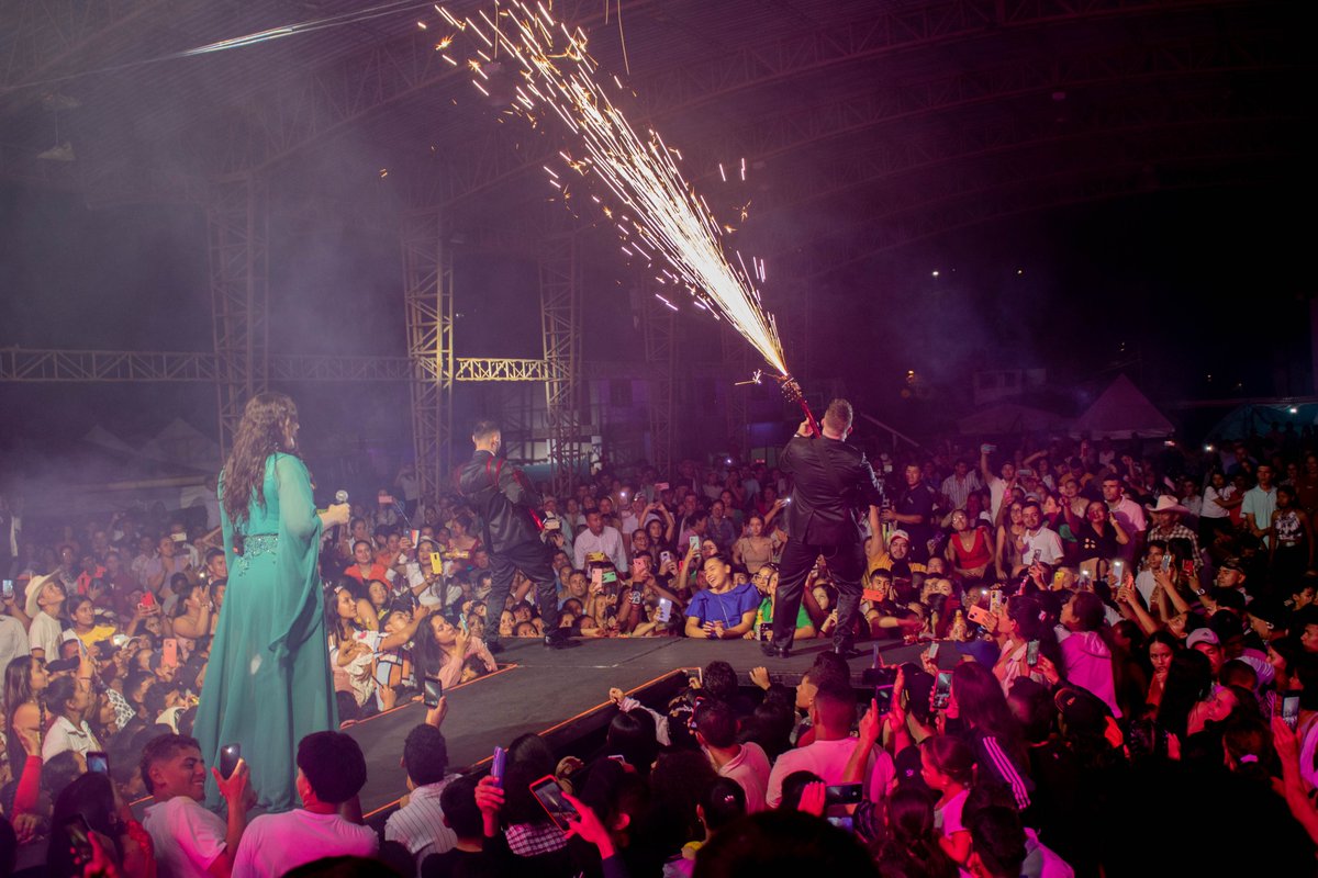 alcaldiadeuribe's tweet photo. Los Uribenses vivieron la priner noche del Festival de la Paz y la Confraternidad Uribense con la presentación de Arelys Henao, una presentación por la alto que a todos encantó. #PYCU #AUribeMetaVoy https://t.co/RfRKZlwYha
