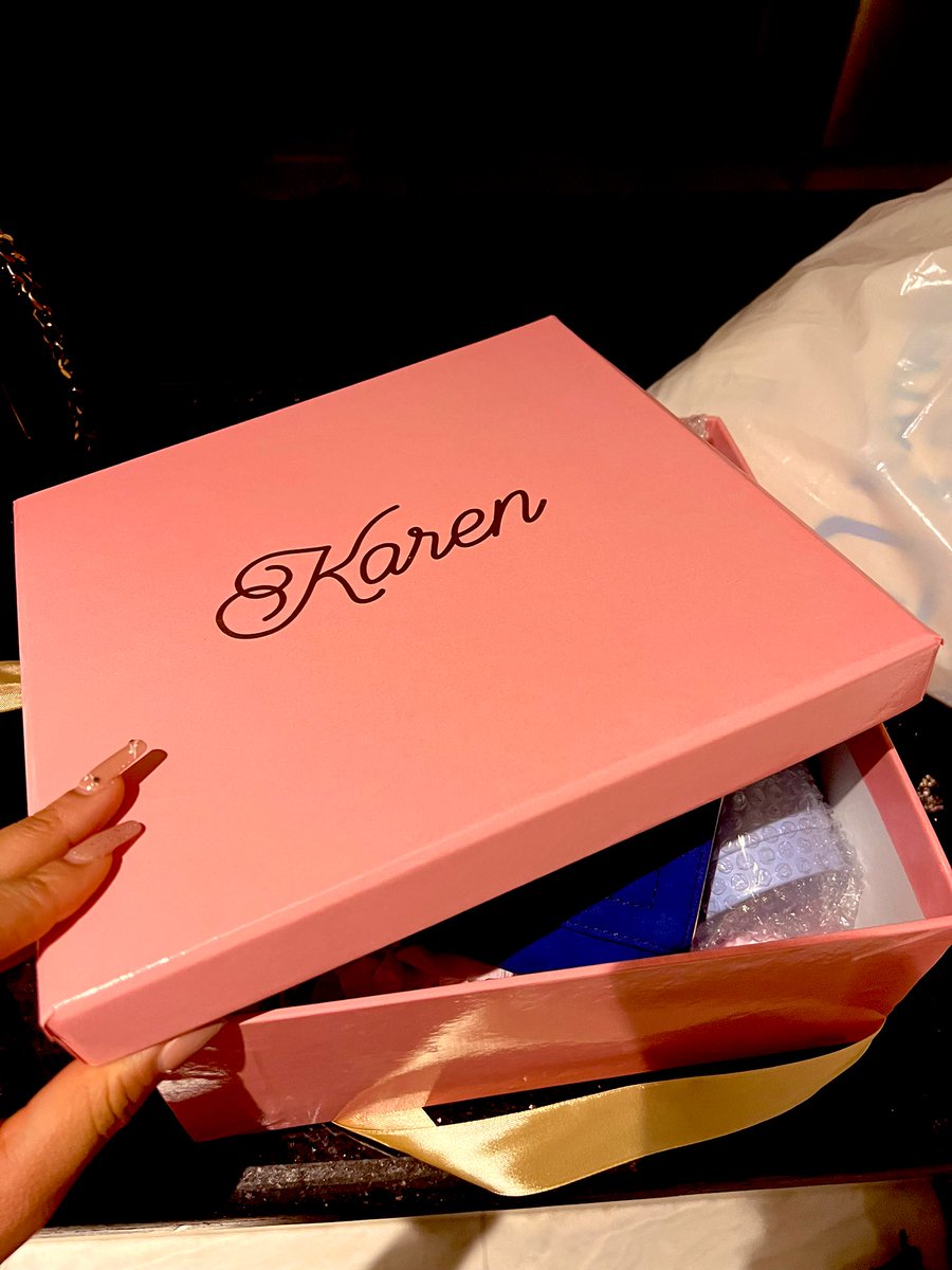 Karen_Amarii's tweet image. I got home from #DevFestLagos2022   &amp;amp; saw that my client @KatwignDale had delivered this to me😍. Omo last last when people see your value, e dey sweet die🥹. You peepuu should be sending me gifts, I love them, money o, flower o, all expense paid vacation etc. I love enjoyment😉.