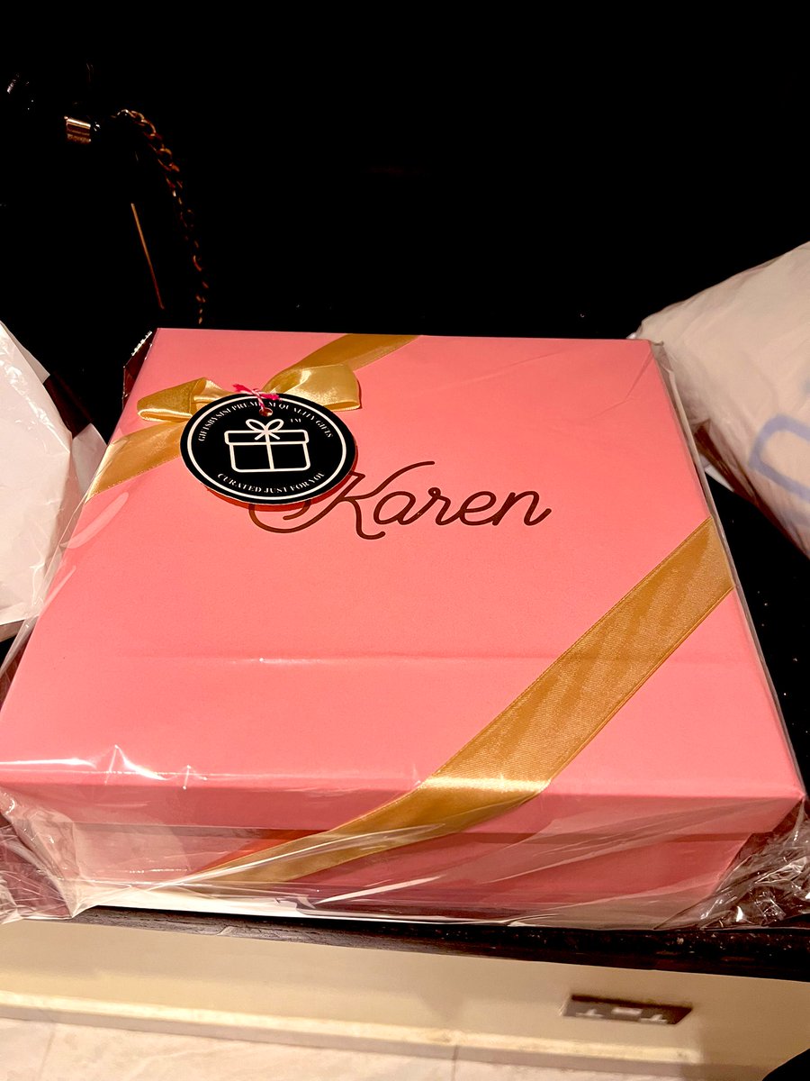 Karen_Amarii's tweet image. I got home from #DevFestLagos2022   &amp;amp; saw that my client @KatwignDale had delivered this to me😍. Omo last last when people see your value, e dey sweet die🥹. You peepuu should be sending me gifts, I love them, money o, flower o, all expense paid vacation etc. I love enjoyment😉.