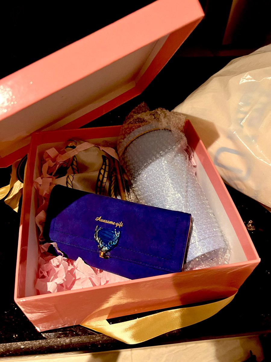 Karen_Amarii's tweet image. I got home from #DevFestLagos2022   &amp;amp; saw that my client @KatwignDale had delivered this to me😍. Omo last last when people see your value, e dey sweet die🥹. You peepuu should be sending me gifts, I love them, money o, flower o, all expense paid vacation etc. I love enjoyment😉.