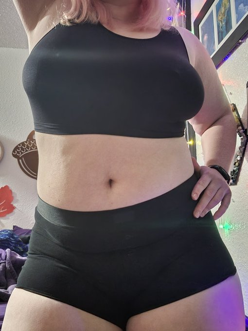 Have you ever wondered what my basic everyday underwear on days I'm not working looks like? https://t