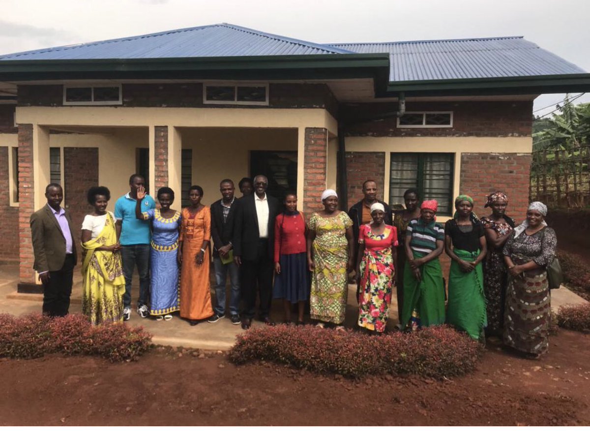 Nyamasheke's tweet photo. Imiryango 4 y’ Abapfakazi batishoboye bo mu mirenge ya Shangi na Nyabitekeri yashyikirijwe inzu yubakiwe ku bufatanye na IRIBA SHALOM zifite agaciro ka 28,000,000Frw.

Hanashojwe kandi amahugurwa ku rubyuruko 16 bize kudoda na 10 bize ikoranabuhanga mu bufatanye n’ uyu muryango https://t.co/TBA30RbBVE
