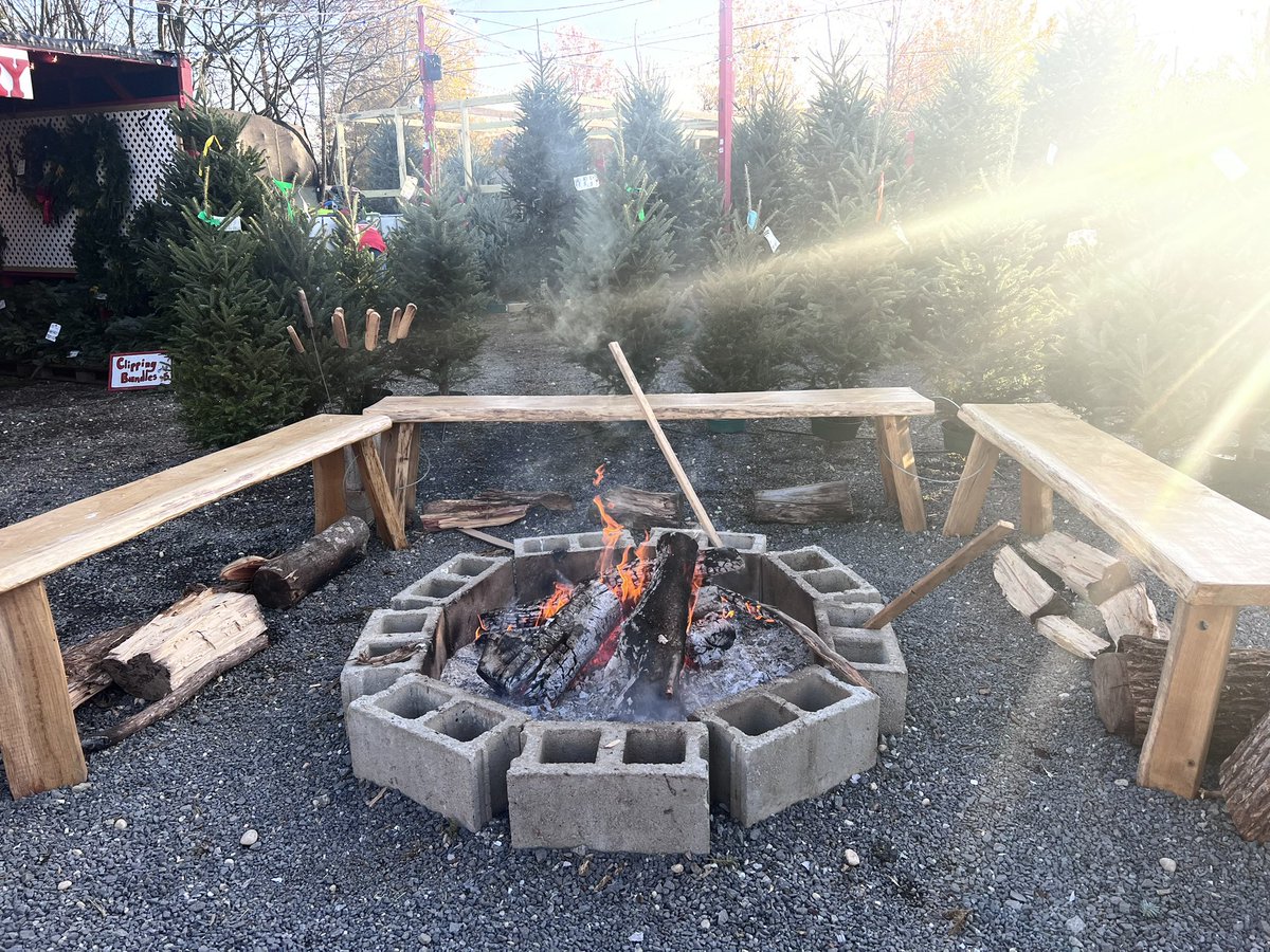 TerryBrownCLT's tweet photo. 🎄🎄Christmas tree secured! 🎄🎄

Ari and I picked up our North Carolina grown Christmas tree from the #SnowflakeVillage right here in Steele Creek. Proceeds from each tree supports dozens of local charities. It’s finally Christmas time! #shoplocal #CLT https://t.co/HCgskgkDze