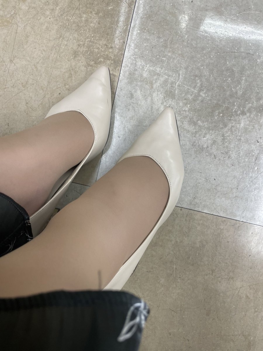 heelslov's tweet photo. アラフォーの人妻さん
さりげなく接写

ロッカーのなかのパンプスも
程よい蒸れ具合でいい香り😍 https://t.co/RjQJFQISzD