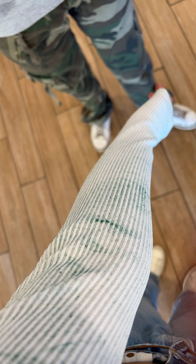 lukeshotwife's tweet photo. love pleasing love harry but why is my pleasing green crewneck shedding😭😭
#pleasing #lapleasing #la #pleasingpopup https://t.co/Igw19hNweL