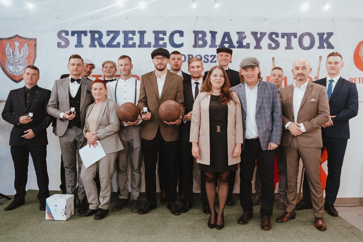 Strzelec1921's tweet photo. Wystawa „Choroszcz mistrzem Polski Retro Ligi 2021/2022” 

📷 Fotoreportaż od „Gazety w Choroszczy” wczorajszej wystawy, którą możecie zobaczyć do końca roku na placu przed budynkiem M-GCKiS w Choroszczy https://t.co/2uR3tg1DkK
