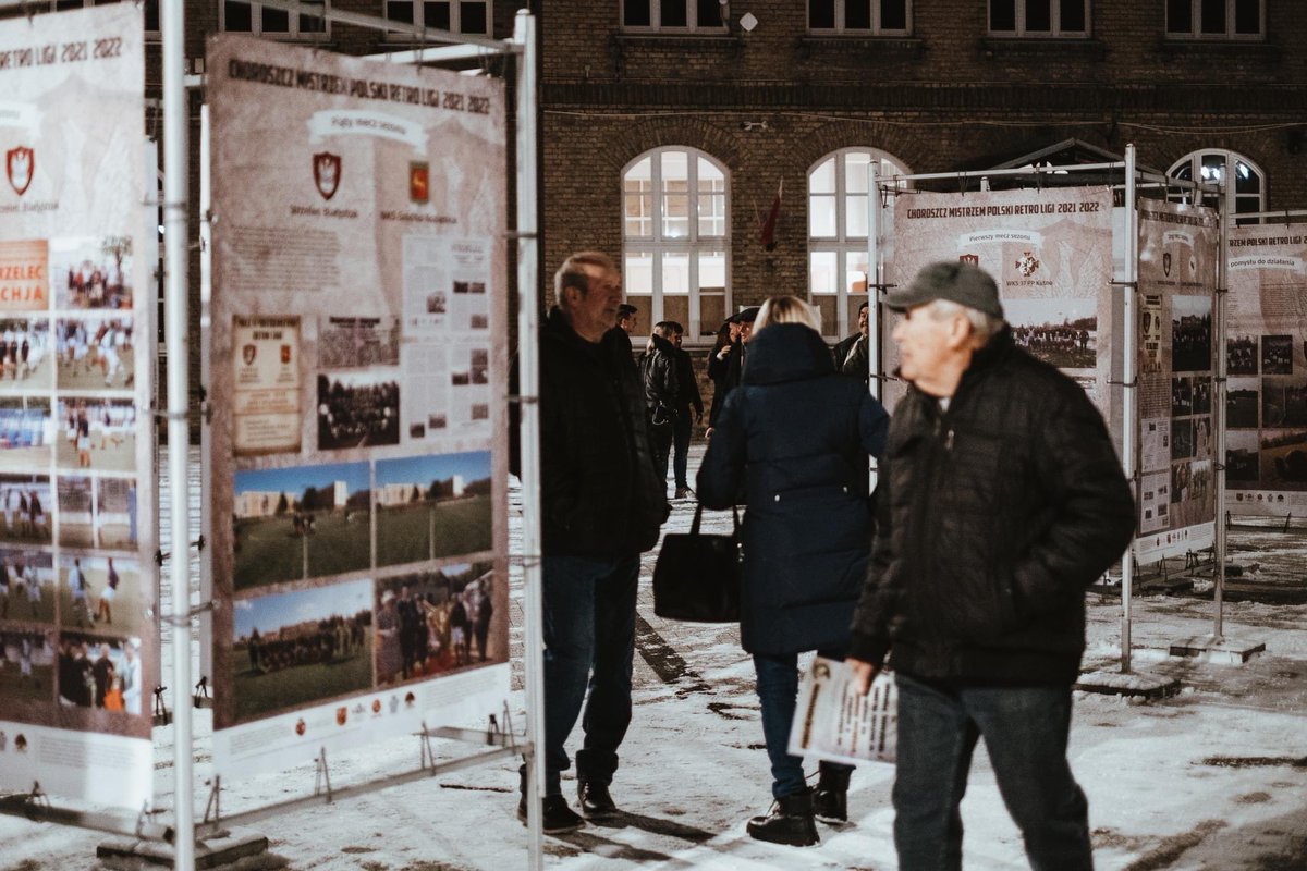 Strzelec1921's tweet photo. Wystawa „Choroszcz mistrzem Polski Retro Ligi 2021/2022” 

📷 Fotoreportaż od „Gazety w Choroszczy” wczorajszej wystawy, którą możecie zobaczyć do końca roku na placu przed budynkiem M-GCKiS w Choroszczy https://t.co/2uR3tg1DkK