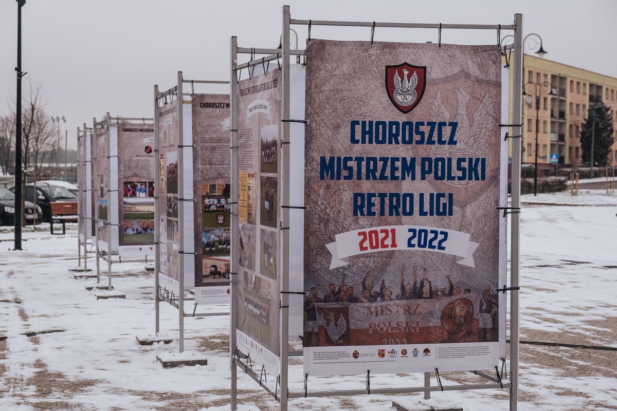 Strzelec1921's tweet photo. Wystawa „Choroszcz mistrzem Polski Retro Ligi 2021/2022” 

📷 Fotoreportaż od „Gazety w Choroszczy” wczorajszej wystawy, którą możecie zobaczyć do końca roku na placu przed budynkiem M-GCKiS w Choroszczy https://t.co/2uR3tg1DkK
