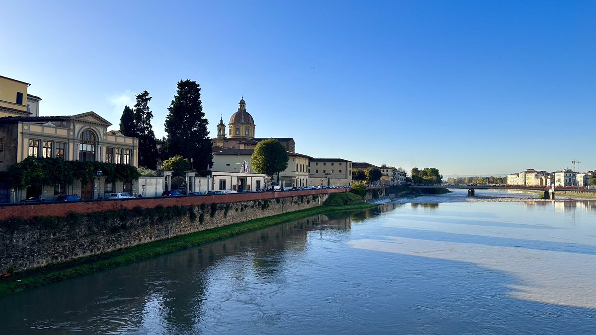 イタリア🇮🇹フィレンツェ歴史地区 【秋の午後のアルノ川の眺め】 左側に見えるのは、 チェステッロ教会とベッリーニ美術館✨