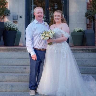 ashleeee_06's tweet photo. I got married or whatever #NewProfilePic https://t.co/1c5HAWxjY3