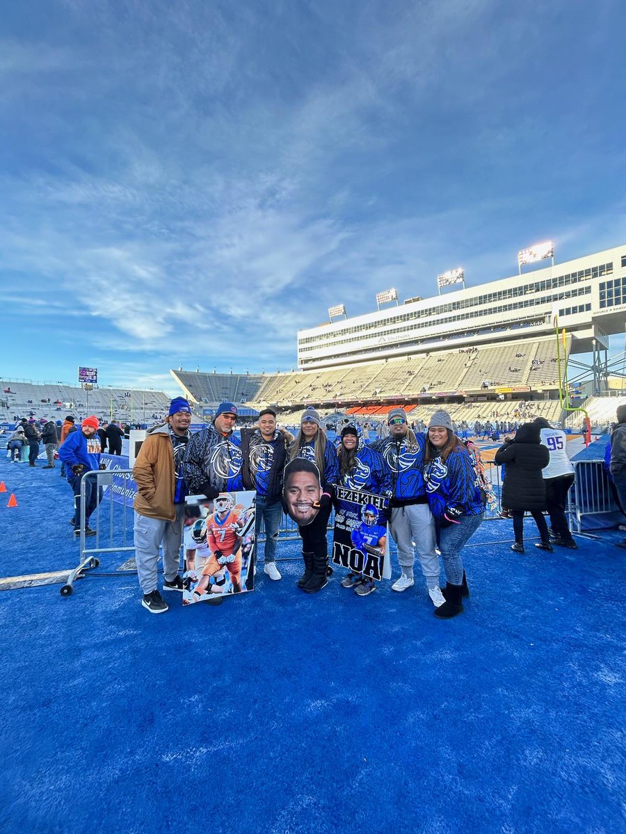 sdis_Thankful's tweet photo. Went to see our bruthrs this Friday take on USU...oh and it was SENIOR DAY too...one to remember @zekenoa7 #hahaha#thankful https://t.co/uwgDFXL3Jl