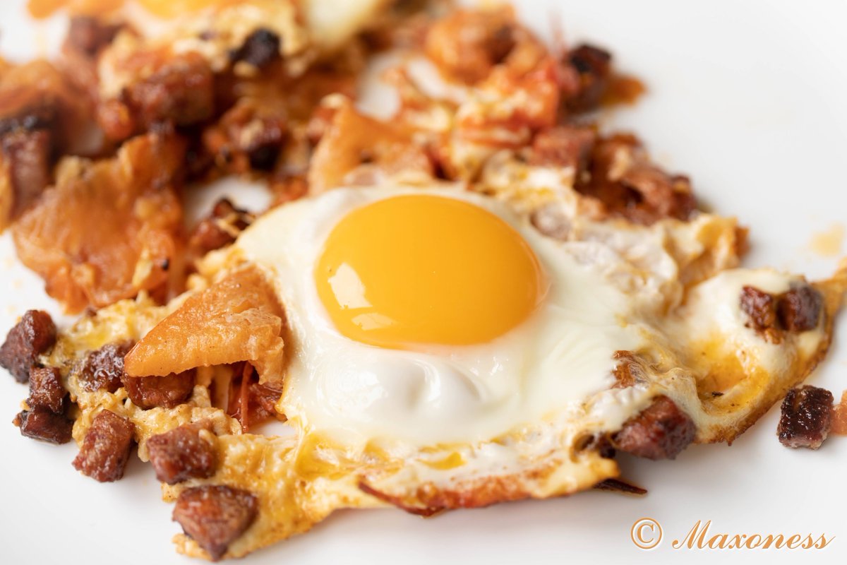 maxoness's tweet photo. Fried eggs with tomatoes and sausage
Яичница-глазунья с помидорами и колбасой
https://t.co/dwLg5ec6uF

Простой рецепт яичницы к обеду, когда лень готовить что-то сложное https://t.co/eeDEGuOcUH