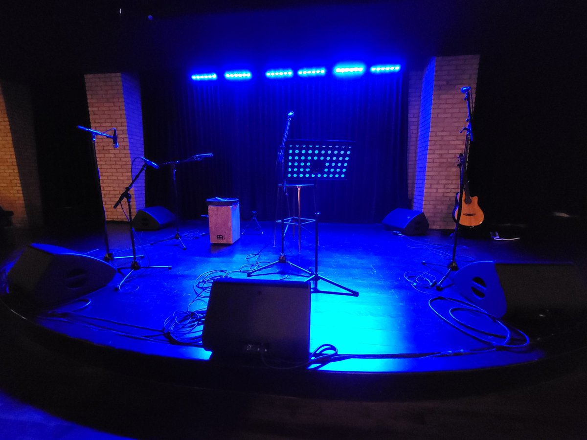 BrianPiotrzkow1's tweet photo. Going to be up close and personal with @brianvanderark1 in the front row tonight. I'm pretty sure he can't spit this far. 😉
#TheVervePipe
#BrianVanderark https://t.co/vnPhyEybRF