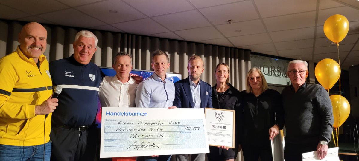 100.000 kronor till VÄRTANS IK. Vinnare av ViLirares Stipendium 2022!
Stort Grattis! <a href="/Niklas_Holmgren/">Niklas Holmgren</a> Rune Larsson ordf i juryn,  prisutdelare tillsammans med Bajen ikonerna Kicki Bengtsson och Kenta Ohlsson. 
ViLirare juryn <a href="/BojanDjordjic7/">Bojan Djordjic</a>  <a href="/Glenn_Stromberg/">Glenn Strömberg</a> <a href="/sjogran/">Therese Sjögran</a> <a href="/eken5/">Lisa Ek</a> m.fl