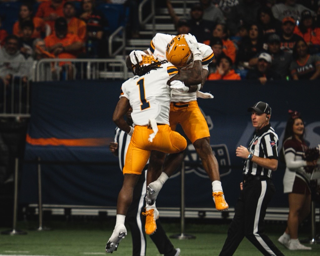UTEPFB's tweet photo. #StatStuff | @smittyy_2 hauled in a 38-yard reception, giving him 1032 yards this season. He's the 8th Miner ever to record a 1000-yard receiving season, while it's the first time in school history that the program has produced back2back 1000-yard receivers (Cowing - 1354 in '21) https://t.co/2jjemWLtO2