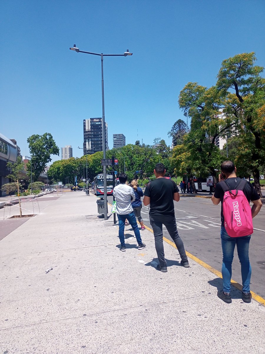 arqueoschein's tweet photo. Esperando el colectivo bajo la agresividad de los rayos ultravioletas en la recientemente reformada estación Belgrano C . Ni una nube, ni un árbol, ni un refugio. Buenos Aires ciudad gris cemento. Gracias @horaciorlarreta !!! https://t.co/Go2wDP3o5w
