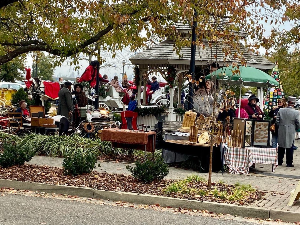 thewonbroadway's tweet photo. Small Business Saturday making downtown Paducah alive and fun for the Holidays! https://t.co/J9Z2ojcOAH