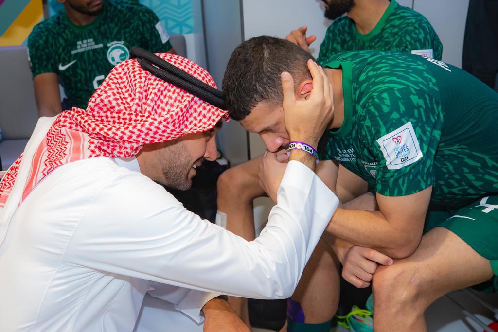 اليد الحانية <a href="/AbdulazizTF/">عبدالعزيز بن تركي الفيصل</a> 
معكم في الافراح والاتراح 
وهذي صفات القائد الشجاع