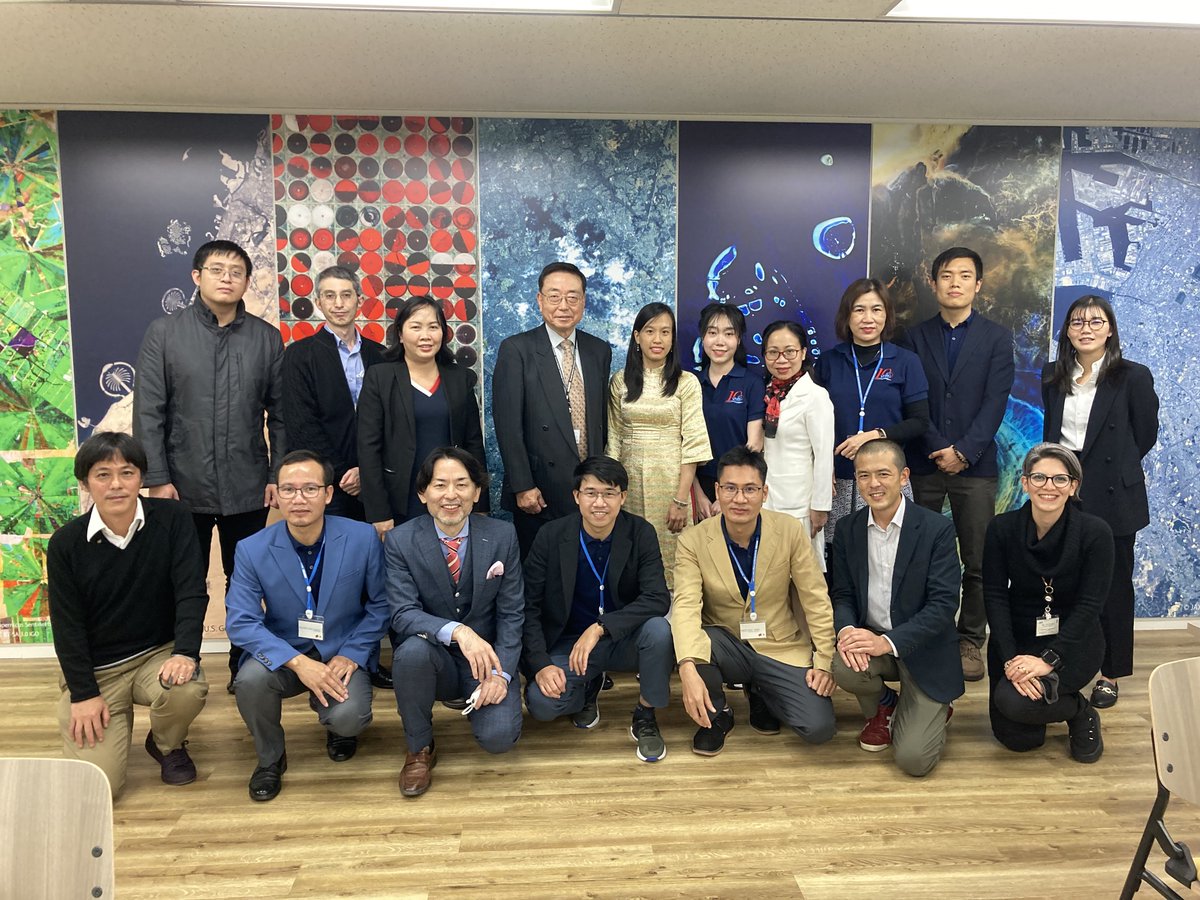 ベトナムからの研修生が無事に2ヶ月間の課程を修了しました。SARデータを中心にみっちりリモセンを学んでもらい、演習では洪水や地滑りなどの被害抽出に取り組みました。あっという間の2カ月でした。

ここ3年近く、海外向け研修はオンラインで実施し、それなりの手応えを掴んでいましたが（続く）