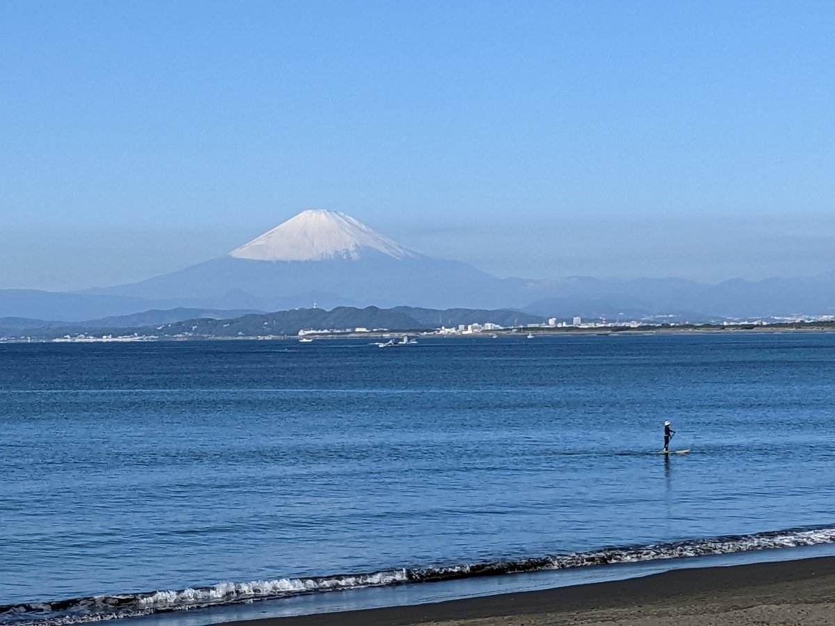 ringomountain's tweet photo. 今日は富士山がでけー。来週は湘南国際マラソンだそうな。 https://t.co/kFBzNYXbkk