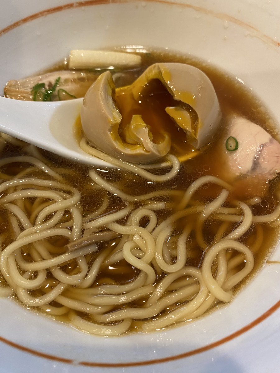 横浜 上大岡「川の上の先」
醤油ラーメン ＋ 味玉
これは美味、完成された味