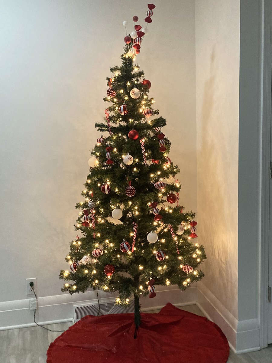 BritDZim's tweet photo. I did a peppermint themed tree https://t.co/iuAGnSeO8n