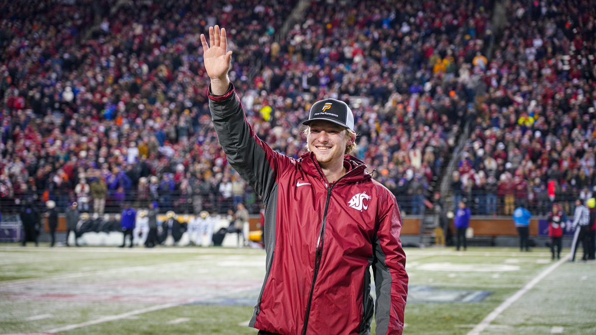 Coug Baseball legend and @RaysBaseball 2022 Minor League Player of the Year @KyleTMazardo is in the house tonight for the #BoeingAppleCup! Awesome having you back on the Palouse, Kyle! #GoCougs | #WAZZU