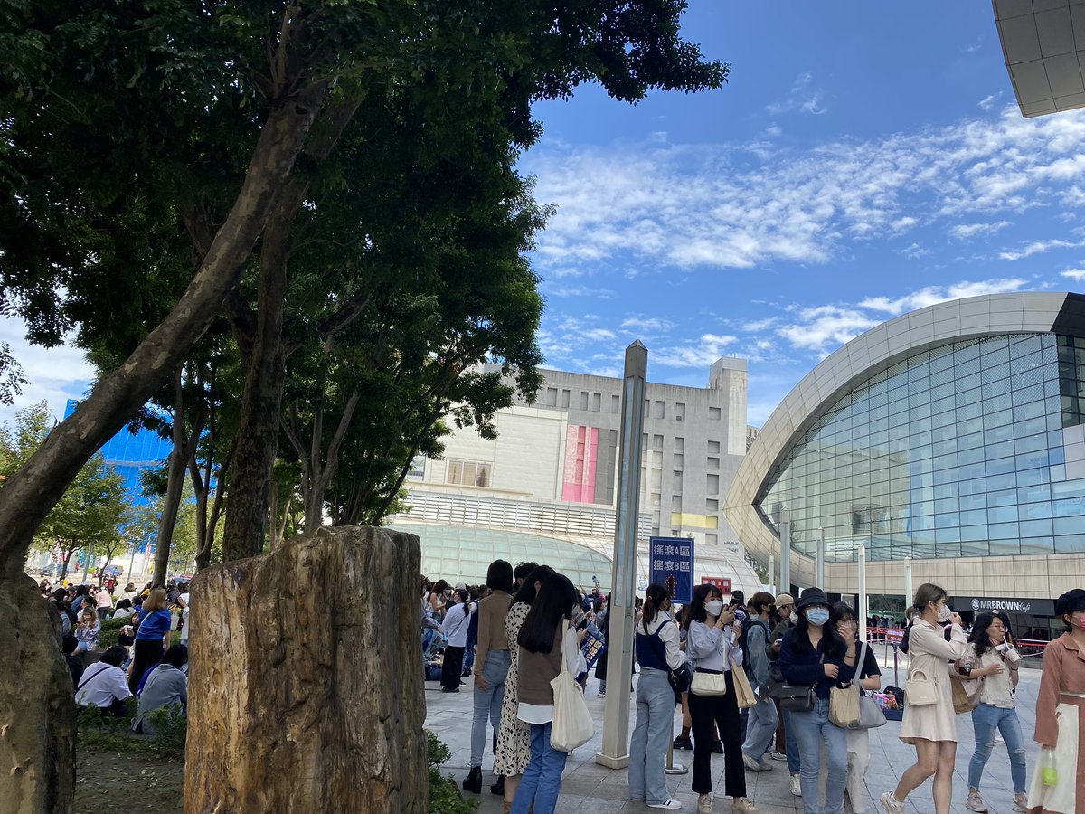 13:00在大門右邊花圃發手幅喔！
需要布手幅禮包的也可以來找我們喔！💙💙💙