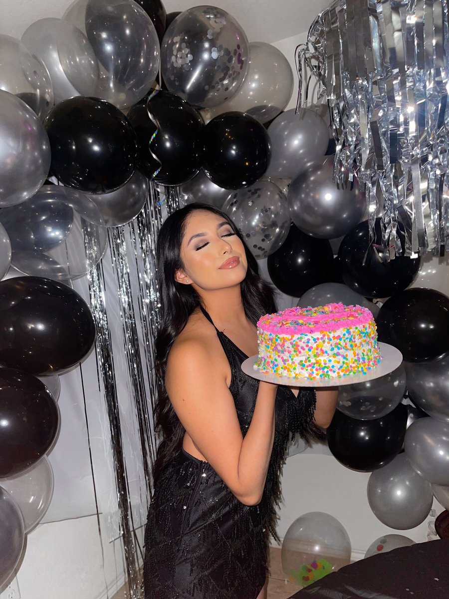 danyelanyssa's tweet photo. 21 🥂🥳 https://t.co/gsP9yZyOFM
