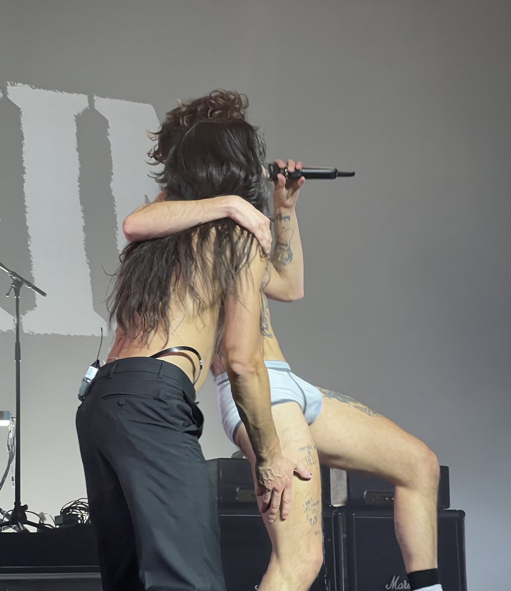 Ethаn tried to lift Damiano, but he slipped out of his arms 
i caaaan’t
😭😭😭