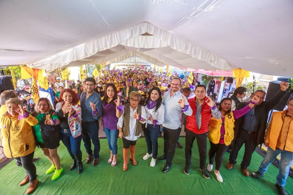 irenemontielglz's tweet photo. ¡Ni una menos! ✊️💜 Desde #LaPaz alzamos la voz y decimos ¡ Ya Basta ! Gracias al diputado Omar Ortega por su solidaridad con nosotras las mujeres mexiquenses. @omarortegaa_mx
@prdedomex1
#LeyMeCuidoSola
#SoyIrene
#NiUnaMenos
#MujeresDelSol https://t.co/RIqcl1Ivjr