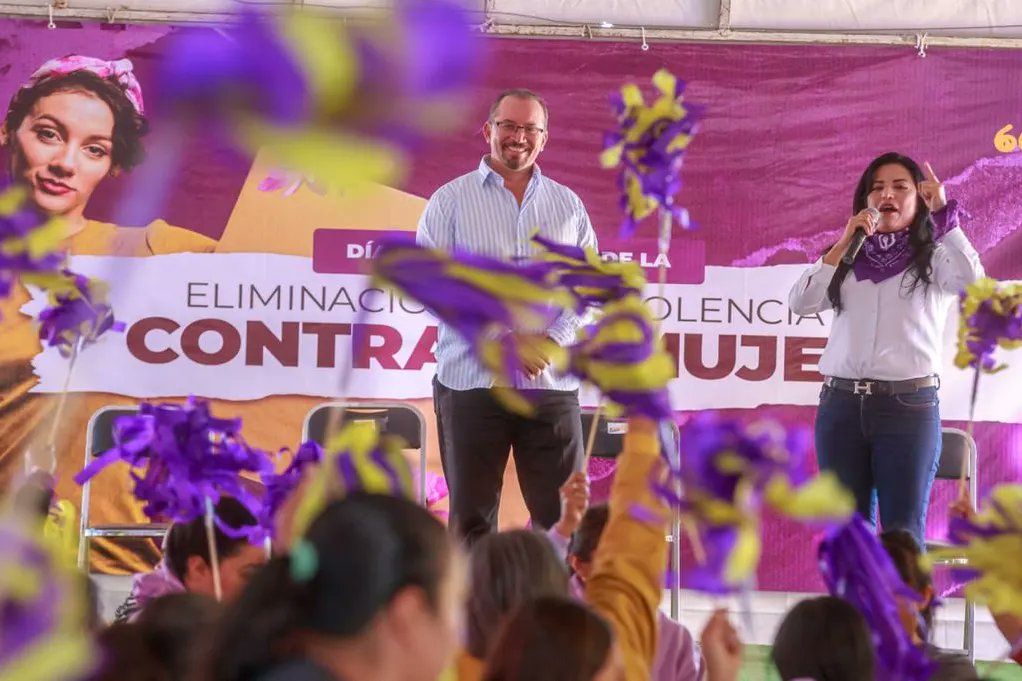 irenemontielglz's tweet photo. ¡Ni una menos! ✊️💜 Desde #LaPaz alzamos la voz y decimos ¡ Ya Basta ! Gracias al diputado Omar Ortega por su solidaridad con nosotras las mujeres mexiquenses. @omarortegaa_mx
@prdedomex1
#LeyMeCuidoSola
#SoyIrene
#NiUnaMenos
#MujeresDelSol https://t.co/RIqcl1Ivjr