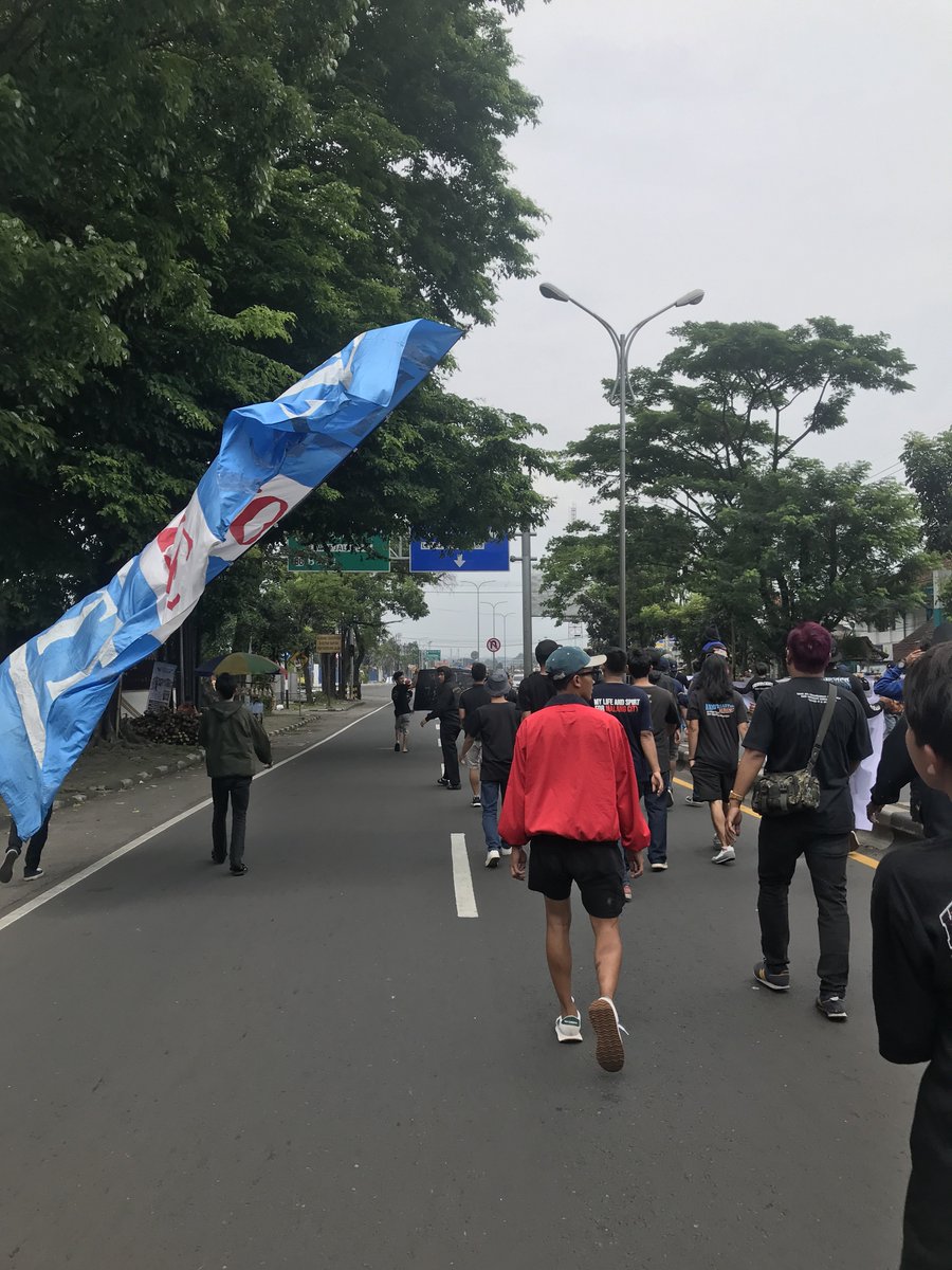AREK MBLIMBING-ARJOSARI MENUJU UNDERPASS KARANGLO.

#UsutTuntasTragediKanjuruhan