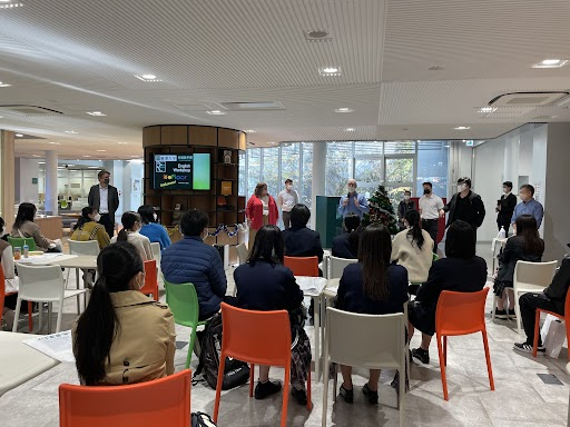 reitakuuniv's tweet photo. 本日は高校生対象English Workshop🎅
たくさんのご参加ありがとうございます!
iFloorもクリスマス仕様で皆さんをお出迎え🎄
まずは先生たちの自己紹介からスタートです!
#麗澤大学 #RU #EnglishWorkshop https://t.co/CTZu2ah7IQ