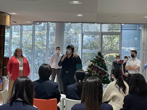 reitakuuniv's tweet photo. 本日は高校生対象English Workshop🎅
たくさんのご参加ありがとうございます!
iFloorもクリスマス仕様で皆さんをお出迎え🎄
まずは先生たちの自己紹介からスタートです!
#麗澤大学 #RU #EnglishWorkshop https://t.co/CTZu2ah7IQ