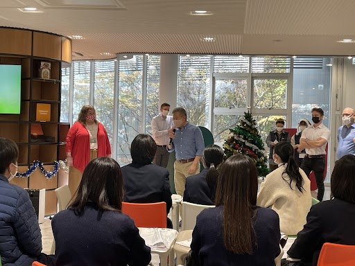 reitakuuniv's tweet photo. 本日は高校生対象English Workshop🎅
たくさんのご参加ありがとうございます!
iFloorもクリスマス仕様で皆さんをお出迎え🎄
まずは先生たちの自己紹介からスタートです!
#麗澤大学 #RU #EnglishWorkshop https://t.co/CTZu2ah7IQ