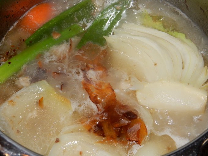 5時間くらい煮込んでだいぶ乳化してきたんで
香味野菜と厚削り節を入れて最後の煮込み 