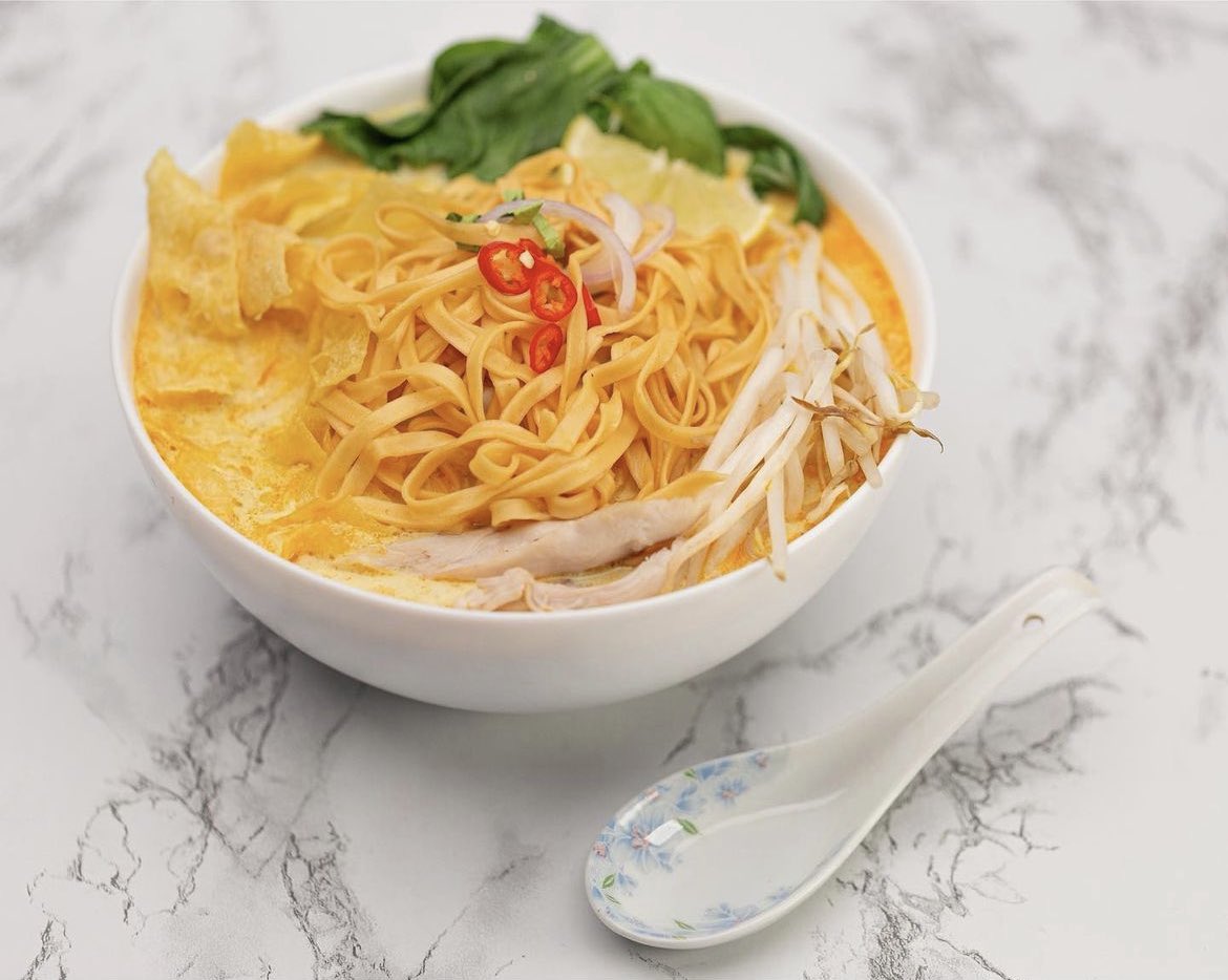 chefvanalee's tweet photo. Me and my studio mates did that ✨

Spicy chicken curry noodle soup 🍜 

#thaifood #khaosoi #chefvanalee #foodphotography 

@notchrismena @johnjohndot @RichieCx201 https://t.co/HVgcltihb2