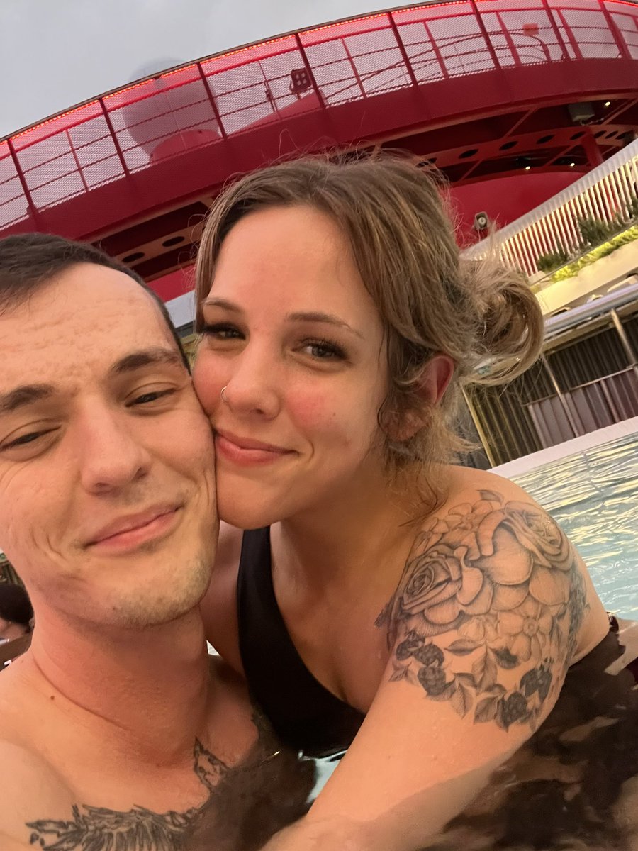 h0t_garbage's tweet image. look @ these cute pics from the cruise