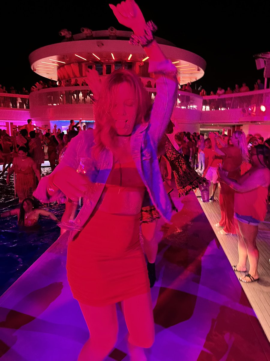 h0t_garbage's tweet image. look @ these cute pics from the cruise