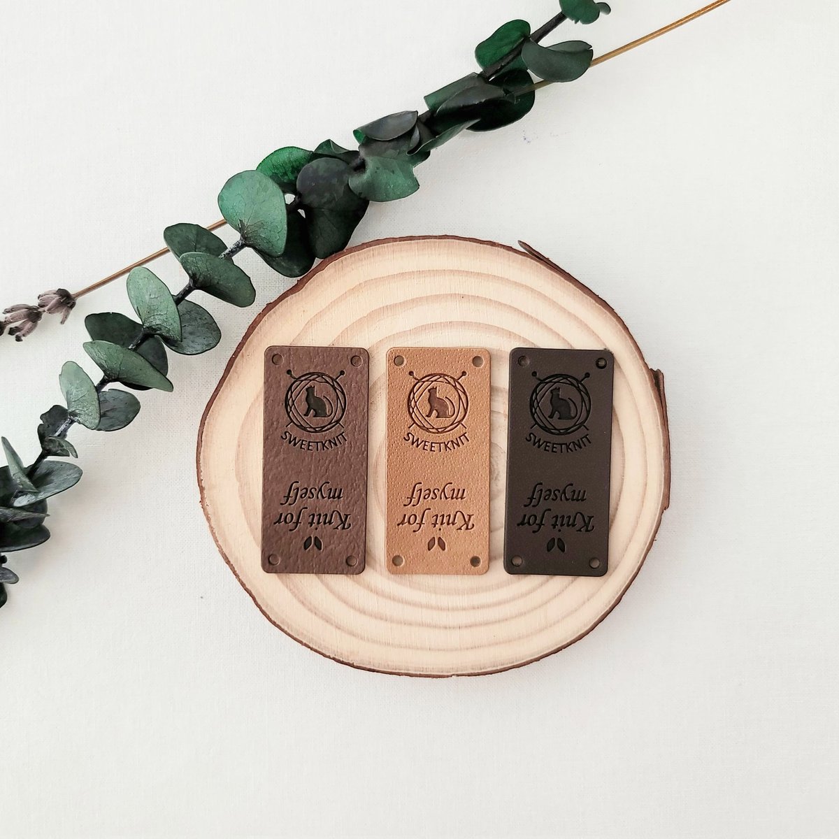 #가죽라벨 #접는라벨 #빈티지라벨

스위니트 고양이 라벨, Knit for myself(내가 만들었어요./내 자신을 위해 만들었어요.)
살짝 워싱된 느낌의 라이트 브라운과 베이지 색상이 추가되었어요!

모자나 목도리에 요거 하나가 큰 차이를 만들더라구요! 😆

#스위니트 #실가게 #뜨개실 #대바늘 #코바늘