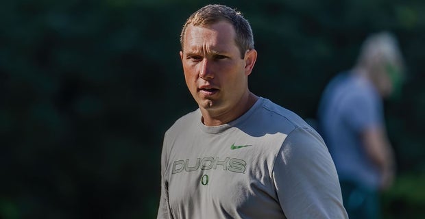SunDevilSource's tweet photo. BREAKING: Scottsdale native and Arizona State alumnus Kenny Dillingham is expected to leave his job as Oregon's offensive coordinator to become ASU's next head football coach and youngest Power 5 coach in the country. 

https://t.co/VxMlGRtmvU https://t.co/sdsAIe7YYy