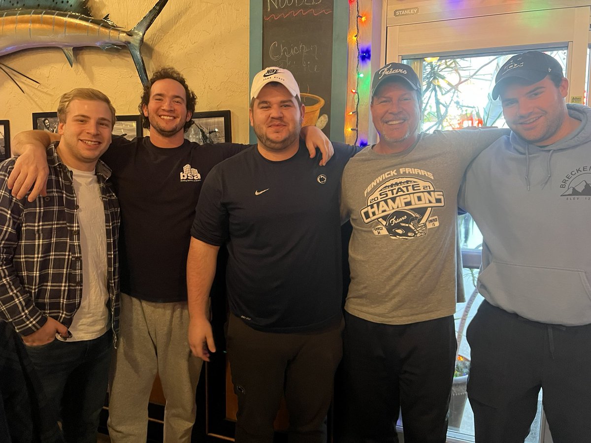 CoachV_Friars's tweet photo. Ya never know who you’re gonna meet watching high school and college football in Elmhurst, IL: ran into these 4 @FenwickFB 2016 7A 🏈 semi-finalists! #FenwickFriars @ #HBJones https://t.co/BbcpJghiur