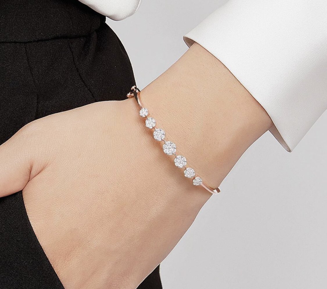 habibjewels_ofc's tweet photo. A charming piece from Adore collection. This clustered diamond bangle accentuated the style with its sparkle and modern design.
#HABIB #MyHABIBJewels #HABIBJewels #TheGiftOfHappiness #Diamond #DiamondBangle #Diamond #Berlian #GelangTanganBerlian https://t.co/AZAJ8EwHZJ