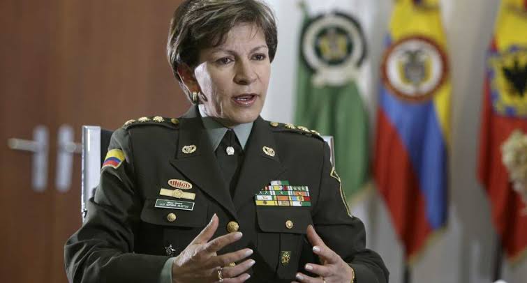 🚨Grave: Em cerimônia militar, Tenente Paula Ambido defende que em 72 horas as forças armadas tomem o poder 

"Não confiamos nas urnas"