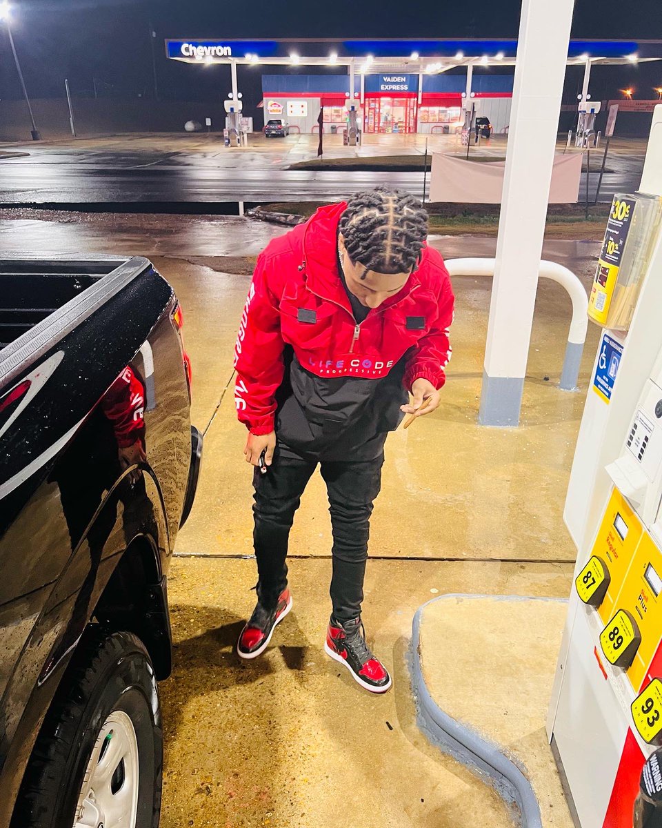 Sniperq30's tweet photo. Youn think we having motion , youn think we getting money 🔌🪫🩸 https://t.co/6HWflifeqJ