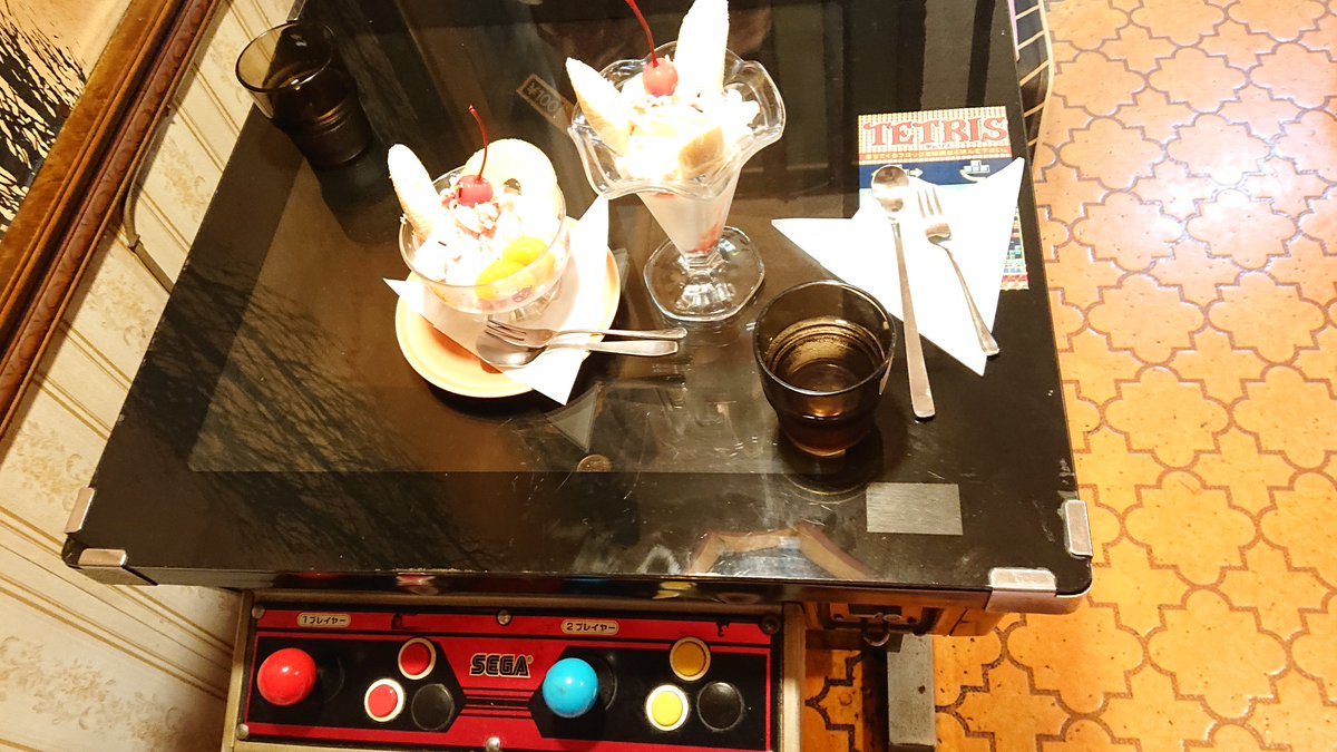 akemichanchi's tweet photo. 恩師に半年振りに会って来ました！
時を忘れて楽しい会話が弾みすぎ…
気が付けば外は真っ暗。

待ち合わせの喫茶店が
昭和47年から続く
「ノスタルジック」感漂う
「the昭和スタイル」

そのまま残っている事が
今は、珍しい～！？

二十代の若者が
「パシャ」「パシャ」
イヤイヤ
私も負けずに https://t.co/9D8NQcoRTr